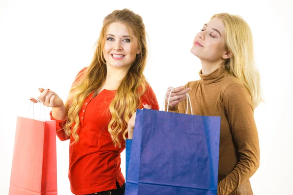 Twee Tiener Vrouwen Worden Blij Het Winkelen Vriendinnen Houden Kleurrijke — Stockfoto