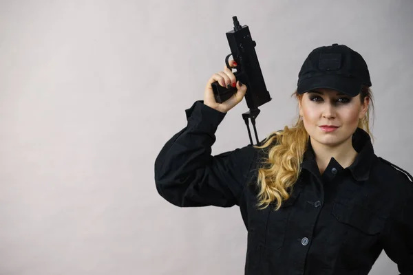 Woman Holds Automatic Gun Hands Army Weapon — Stock Photo, Image