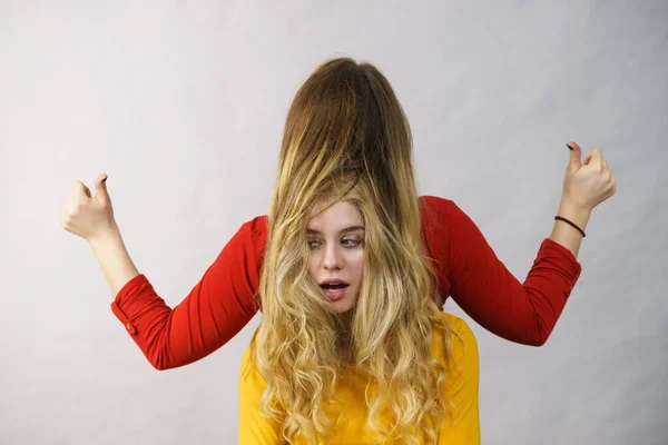女性の友人と遊ぶ長いオムレツ色の髪 異なるヘアドカラー ヘアケアとヘアスタイル — ストック写真