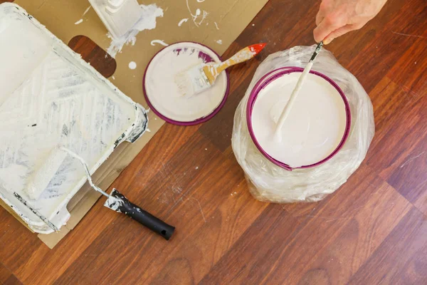 Persona Mezclando Pintura Blanca Cubo Renovación Del Hogar Cambio Color — Foto de Stock