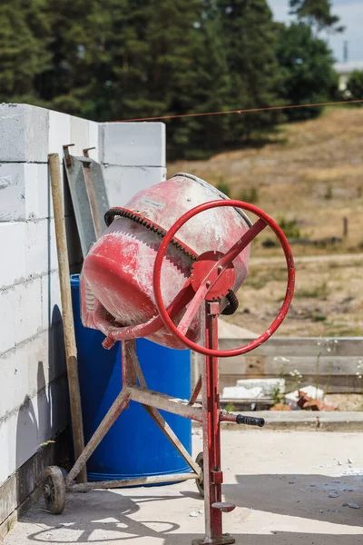 Máquina Misturadora Cimento Concreto Vermelho Local Construção Casa Conceito Equipamento — Fotografia de Stock