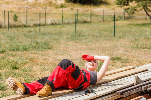 Mulher Dungarees Relaxante Após Trabalho Duro Canteiro Obras Jovem Fêmea — Fotografia de Stock