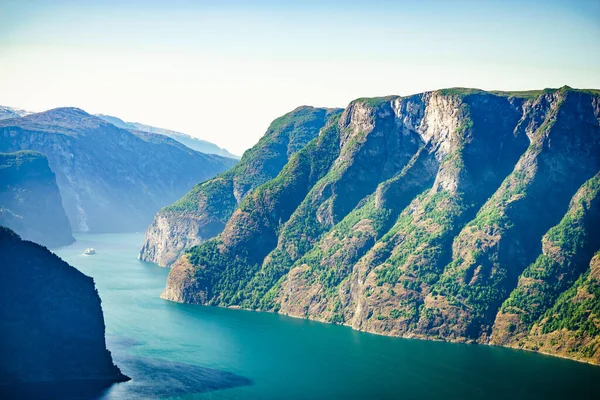 Aurlandsfjord Fjord Landschap Met Cruiseschip Noorwegen Scandinavië — Stockfoto