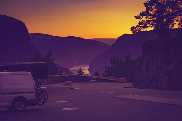 Van Con Bicicleta Zona Aparcamiento Stegastein Mirador Carretera Aurlandsfjellet Noruega —  Fotos de Stock