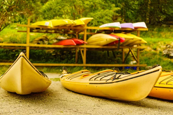 Kayaks Orilla Del Agua Centro Alquiler Viajes Vacaciones Estilo Vida — Foto de Stock