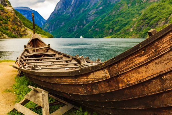 Vecchia Barca Vichinga Legno Sulla Riva Del Fiordo Montagne Sognefjord — Foto Stock
