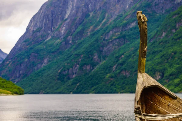Starý Dřevěný Vikingský Člun Fjordovém Pobřeží Hory Sognefjord Cestovní Ruch — Stock fotografie