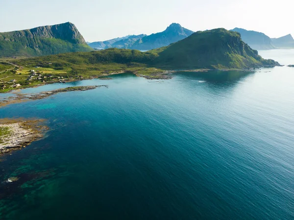 海岸Vestvagoy島 Uttakleivの場所 風光明媚な岩の海岸線と高い山の風景 ロフテン諸島 北ノルウェー ヨーロッパ — ストック写真