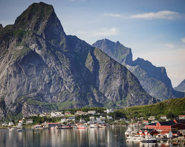 Scénická Fjordová Krajina Vesnicí Reine Pobřežní Příroda Ostrými Vysokými Vrcholky — Stock fotografie