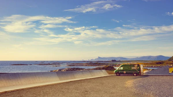 Τροχόσπιτο Αυτοκίνητο Στάση Ανάπαυσης Τοποθεσία Andoya Νησί Θαλασσογραφία Βραχώδη Ακτογραμμή — Φωτογραφία Αρχείου