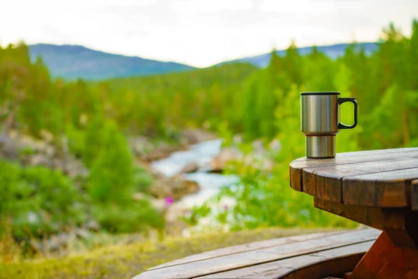 Stół Piknikowy Witryny Kubek Termiczny Norweskie Góry Natura Tle Camping — Zdjęcie stockowe