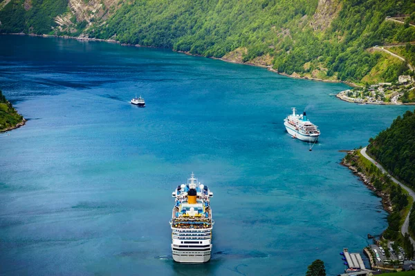 Fjord Geirangerfjord Mit Kreuzfahrtschiff Blick Vom Flydasjuvet Aussichtspunkt Norwegen Reiseziel — Stockfoto