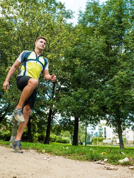 Spor Takım Elbiseli Yakışıklı Bir Genç Parkta Koşuyor Alt Görünüm — Stok fotoğraf