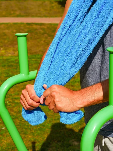 户外运动后放松的家伙 拿着蓝色毛巾 健康的男人享受阳光 — 图库照片