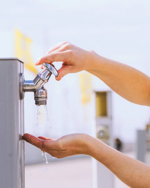 Mulher Lavando Mãos Bebendo Água Limpa Torneira Rua — Fotografia de Stock