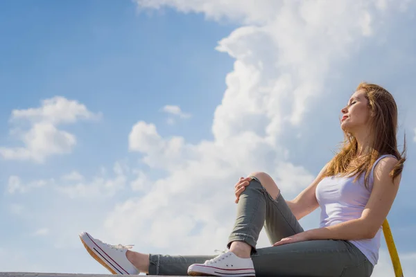 Módní Módní Žena Relaxaci Venku Sobě Ležérní Obuv Bílé Tenisky — Stock fotografie