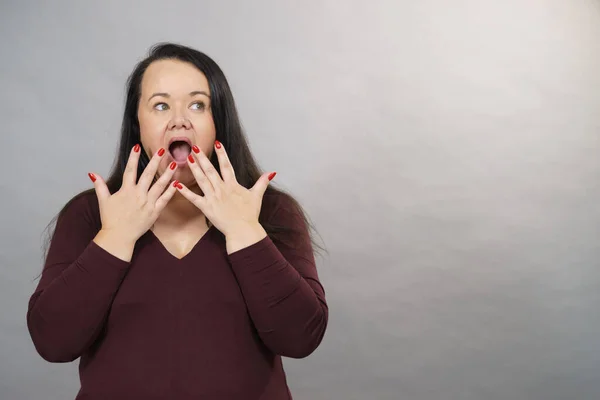 Schockiert Überraschte Reife Erwachsene Frau Gestikuliert Mit Erschrockenen Oder Verängstigten — Stockfoto