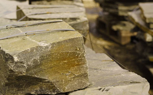 Πέτρα Υλικό Τοιχοποιίας Στο Εργοτάξιο Βιομηχανικά Λιθόστρωτα Για Πλακόστρωτη Βεράντα — Φωτογραφία Αρχείου