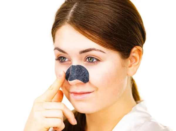 Kvinna Appying Clear Strips Nose Using Pore Cleansing Textile Mask — Stockfoto