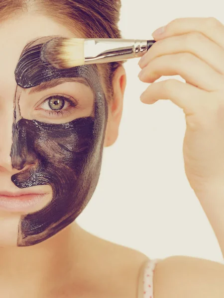 Vrouw Aanbrengen Met Borstel Klei Carbo Detox Zwart Masker Haar — Stockfoto