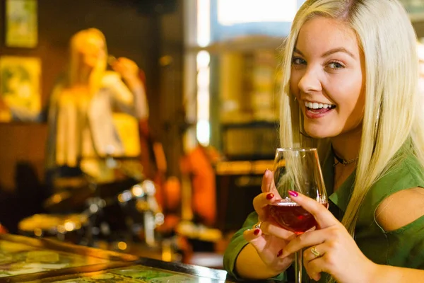 Ragazza Con Bicchiere Alcol Club Bar Bancone Cantante Donna Cantare — Foto Stock