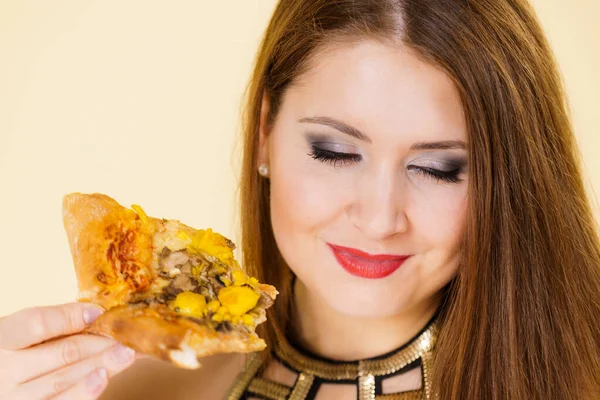 Молода Жінка Їсть Свіжу Піцу Смачна Швидка Їжа Люди Ідея — стокове фото
