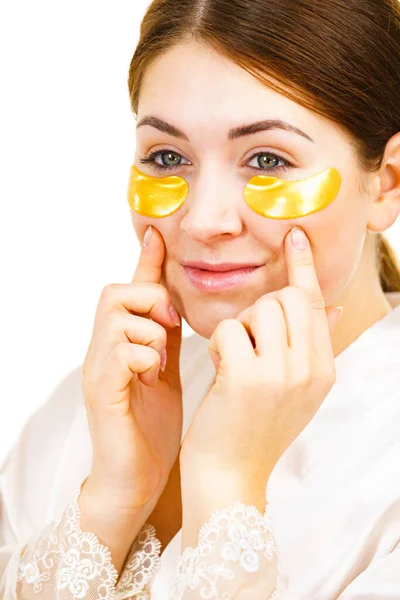 Mulher Jovem Aplicando Manchas Colágeno Dourado Sob Olhos Branco Máscara — Fotografia de Stock