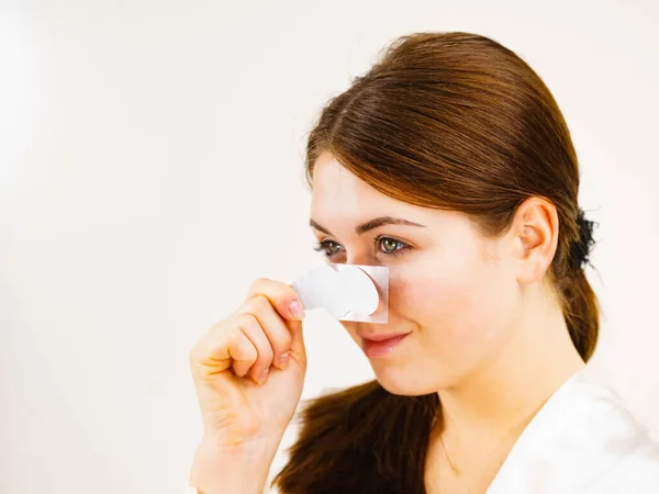 Kobieta Nakładająca Jasne Paski Nos Używająca Oczyszczającej Pory Maski Tekstylnej — Zdjęcie stockowe
