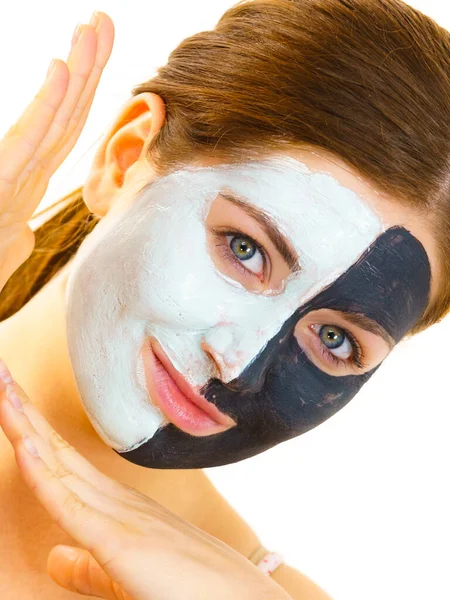 Vrouw Met Klei Carbo Zwart Masker Halve Gezicht Witte Modder — Stockfoto