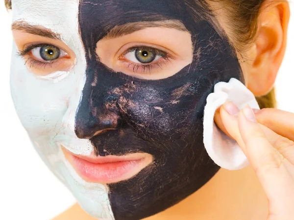 Vrouw Met Klei Carbo Zwart Masker Ene Helft Gezicht Witte — Stockfoto