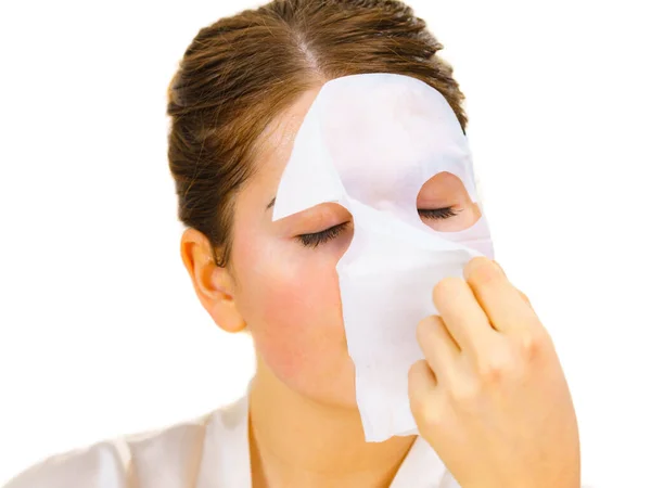 Vrouw Verwijdert Laken Masker Van Haar Gezicht Wit Meisje Dat — Stockfoto