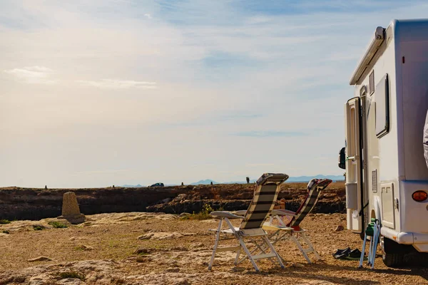 Camper Rekreační Vozidlo Židle Středomořském Skalnatém Pobřeží Španělsku Kempování Pobřeží — Stock fotografie