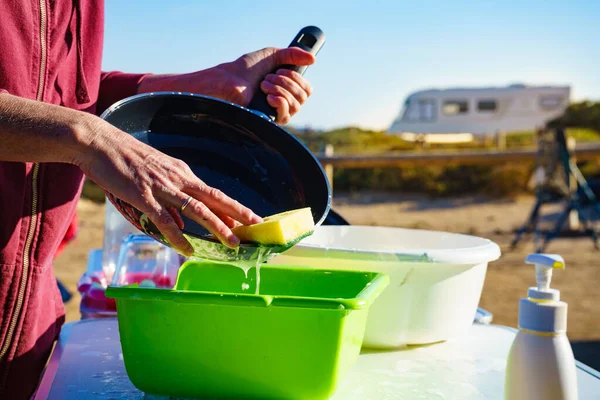 Gammal Kvinna Diska Skål Frisk Luft Diskning Utomhus Campingplats Havsstrand — Stockfoto