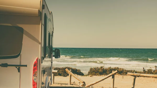 Camper Rekreační Vozidlo Středozemním Pobřeží Španělsku Kempování Pláži Přírody Dovolená — Stock fotografie