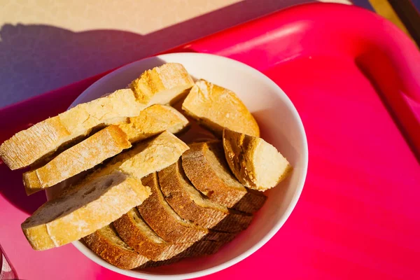 Preparando Comida Del Desayuno Rebanadas Pan Tazón Aire Libre — Foto de Stock