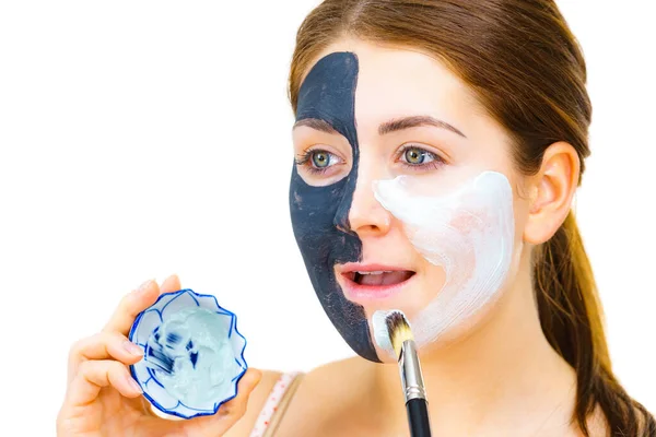 Vrouw Met Klei Carbo Zwart Masker Halve Gezicht Aanbrengen Van — Stockfoto