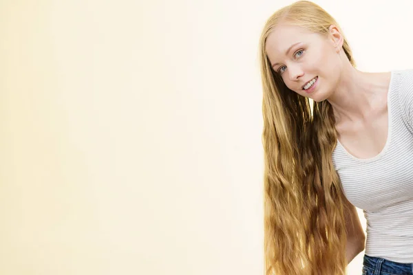 Portrait Jeune Femme Adolescente Positive Aux Cheveux Blonds Très Longs — Photo
