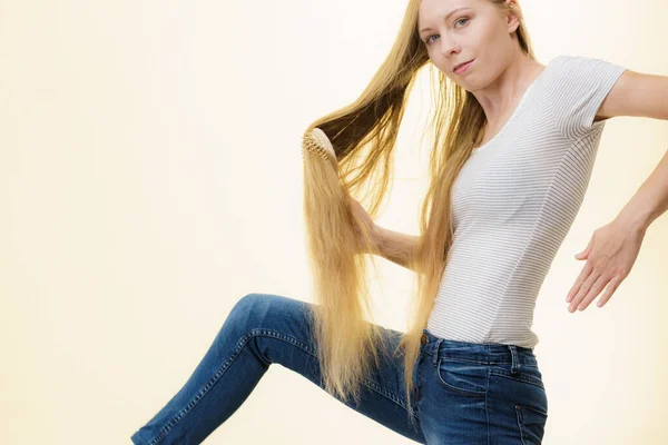 Blond Vrouwtje Met Borstel Kamt Haar Hele Lange Haar Uit — Stockfoto