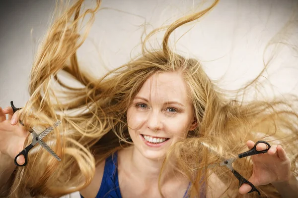 Концепция Парикмахерской Причёски Сумасшедшая Девушка Длинными Светлыми Волосами Держащая Ножницы — стоковое фото