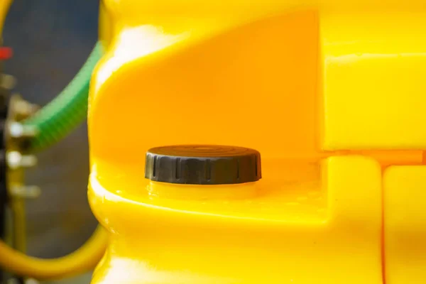 Kamyon Mazot Deposu Büyük Sarı Renkli Konteynır Ağır Makinelerin Endüstriyel — Stok fotoğraf
