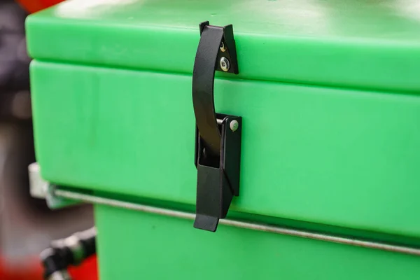 緑の産業用大きなボックスコンテナ内のロック 詳細ビュー — ストック写真