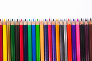 Renkli kalemler beyaz zemin üzerine yerleştirilir.