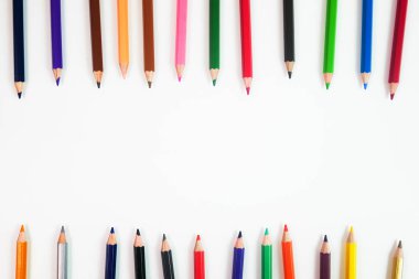 Renkli kalemler, üst ve alt beyaz zemin üzerine yerleştirilir