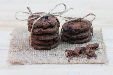 Çikolatalı kurabiye hediye ahşap bir masa üzerinde bir satırda bağlanmıştır