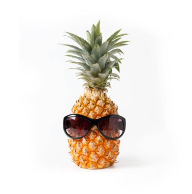 Ananas giyen yaz kavramı, beyaz arka planda gözlük