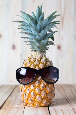 Yaz kavram, ahşap arka plan gözlüklü ananas