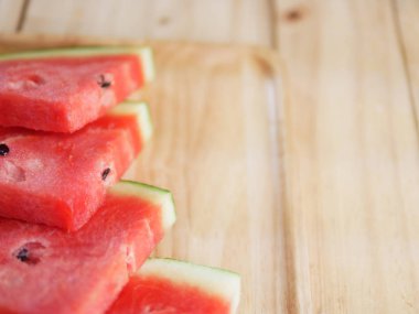 Yaz meyve kavramı: ahşap arka plan üzerinde kırmızı karpuz dilimli, kopyalama alanı