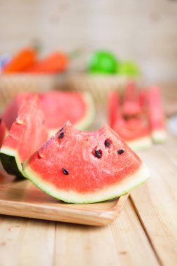 Karpuz ahşap masa ve ısırık, yaz meyve, kopya alanı üzerinde taze dilimlenmiş