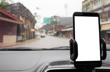 Smartphone arabaya Gps yön hedefinize köy yoluyla almak için kullanın. Smartphone boştur