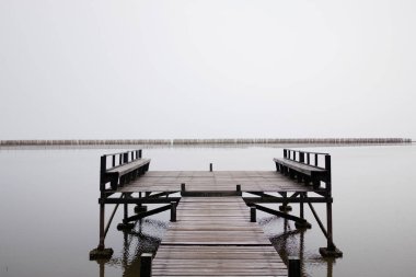 Ahşap köprü mangrov ormanın içinde. Tayland'da dalga kılavuzu vardır